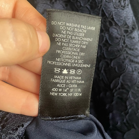 Alice + Olivia Maxine Navy Blue Lace Peplum Top. Pre-Owned. - Picture 6 of 8